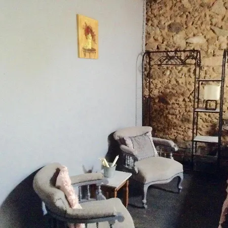 At The Red Lion * Availles-Limouzine